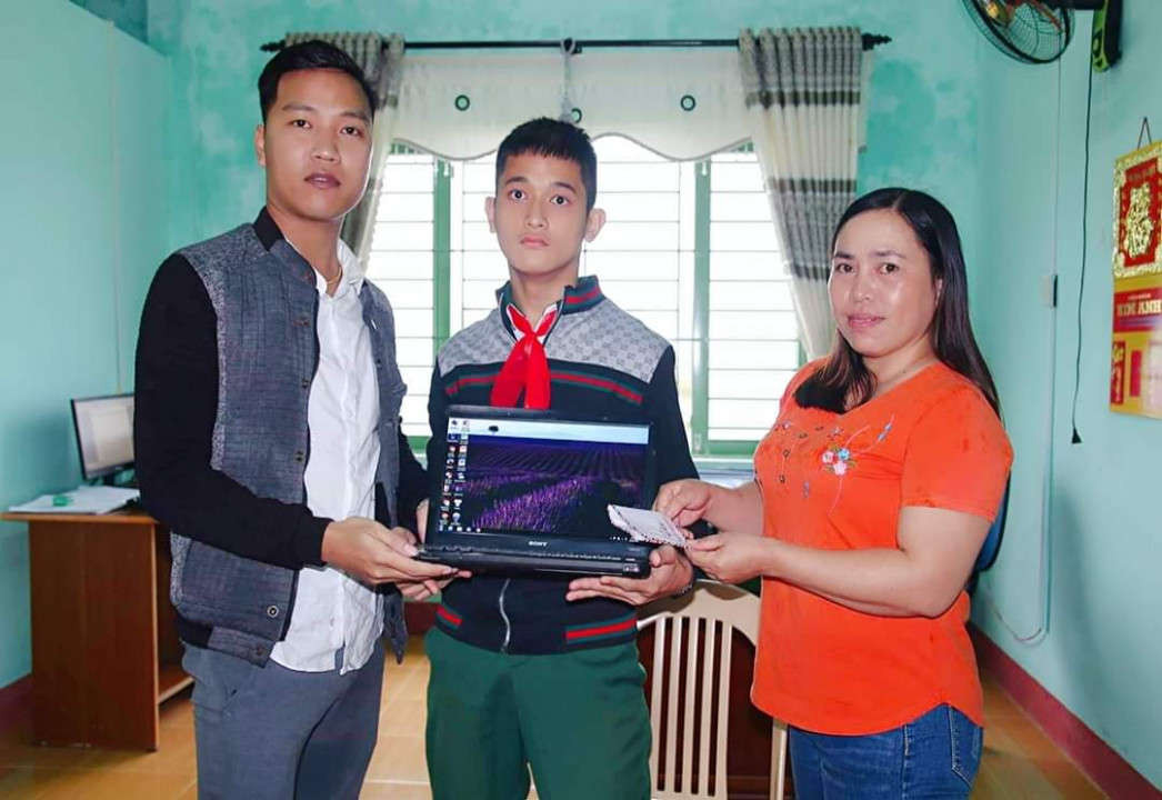 Chị Thanh (ngoài cùng bên phải) trao suất quà yêu thương đến em học sinh có hoàn cảnh đặc biệt khó khăn