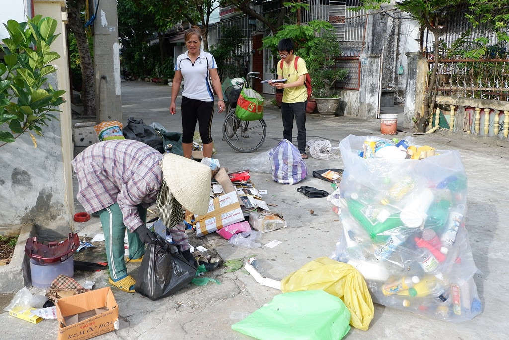 Việc phân loại rác thải, nhất là rác thải nhựa và ni lông tại nhà rồi đưa đến các điểm tập kết được các nhân dân Thanh khê hưởng ứng nhiệt tình