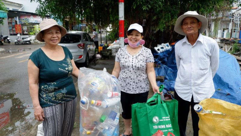 Người dân Thanh Khê sử dụng túi đựng rác với khẩu hiệu “Rác là tài nguyên - Hãy phân loại ngay tại nhà” do Phòng TN&MT quận phân phát