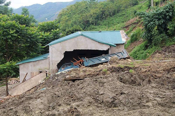 Nhiều nhà cửa bị đổ sập hư hỏng nặng nặng ở huyện Mường Lát