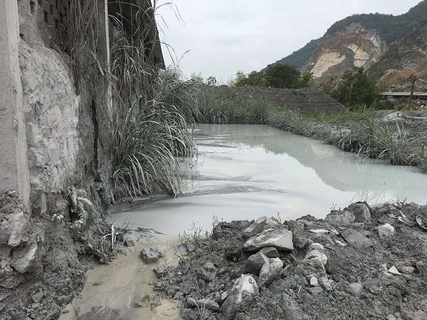 Nước thải từ xưởng sản xuất xả ra môi trường gây ô nhiễm