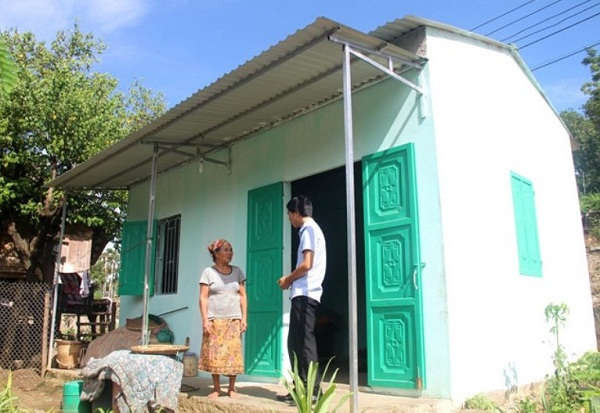 Người dân xã Tén Tằn được trao nhà mới