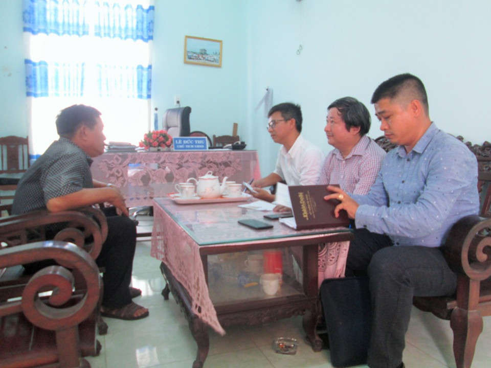 Nhóm phóng viên làm việc với ông Lê Đức Thu - Chủ tịch UBND xã Điện Phương