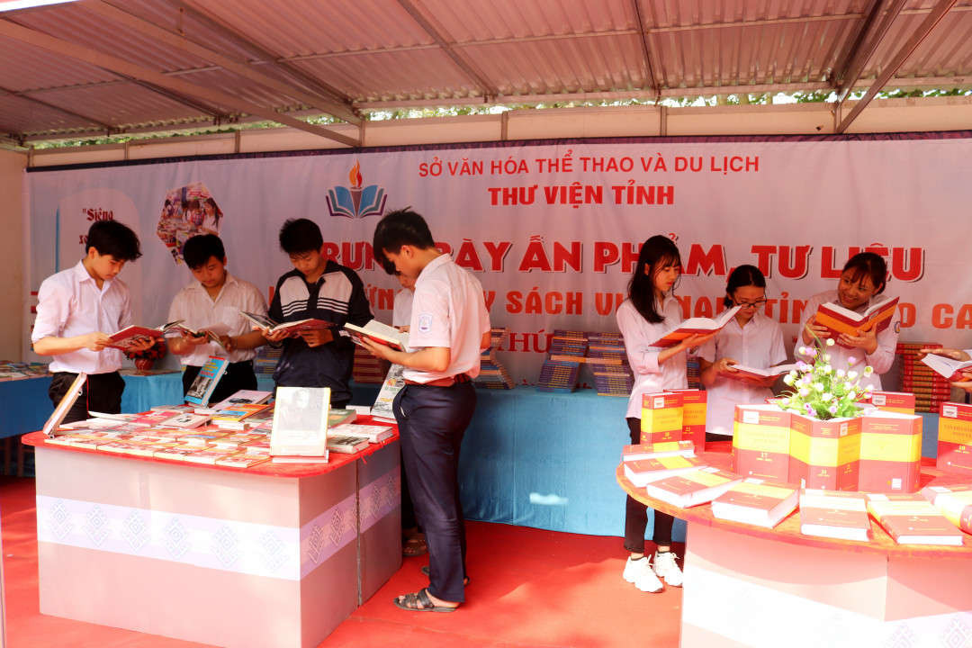 Rất nhiều các bạn trẻ, nhất là các bạn học sinh tại tỉnh Lào Cai tham gia hưởng ứng Ngày sách Việt Nam 2019