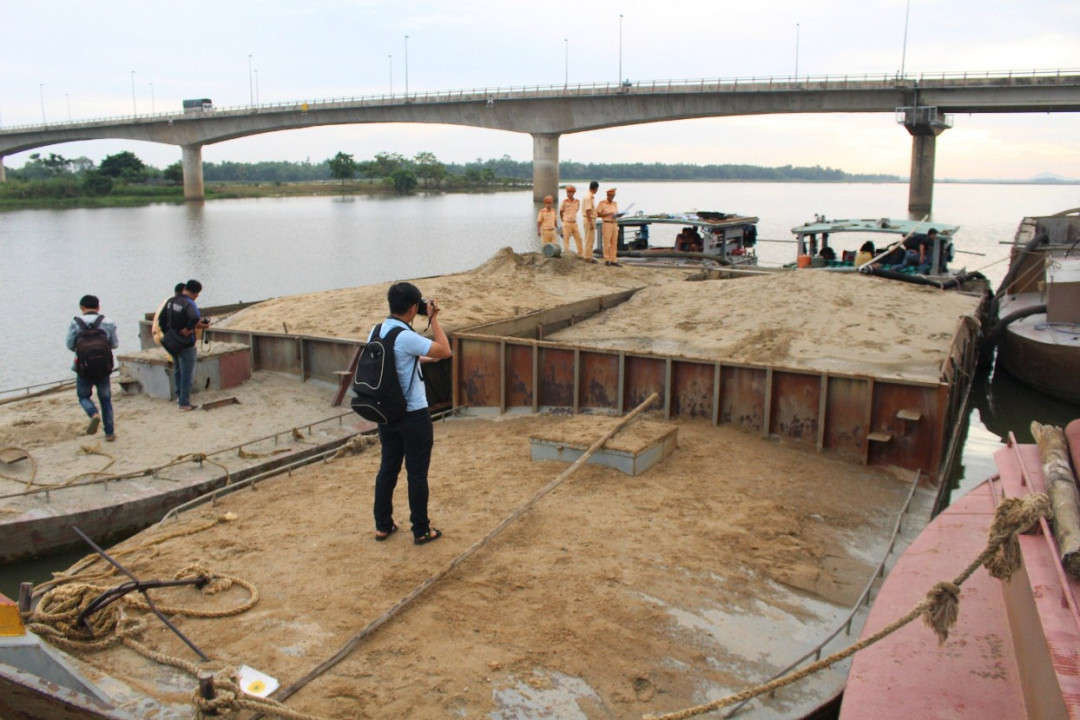 Cảnh sát đường thủy, Công an tỉnh Quảng Nam bắt giữ một vụ khai thác cát trái phép trên sông Thu Bồn