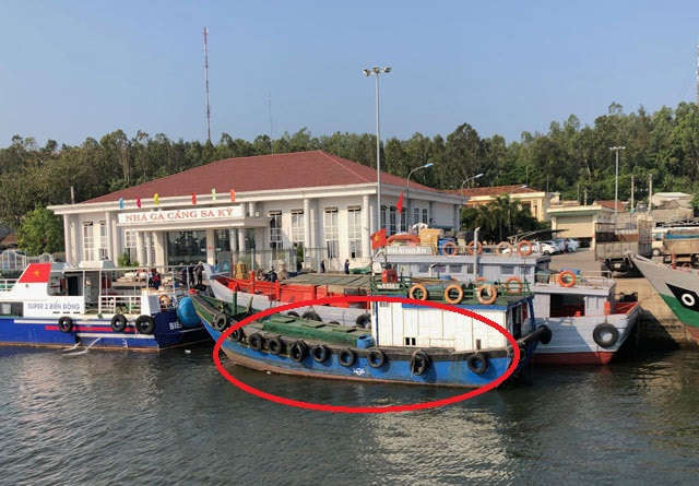 Một trong số 3 tàu gỗ vận chuyển xăng từ đất liền ra đảo đã bị tạm dừng hoạt động đang nằm tại cảng Sa Kỳ, huyện Bình Sơn, tỉnh Quảng Ngãi do không đảm bảo tiêu chuẩn theo quy định hiện hành