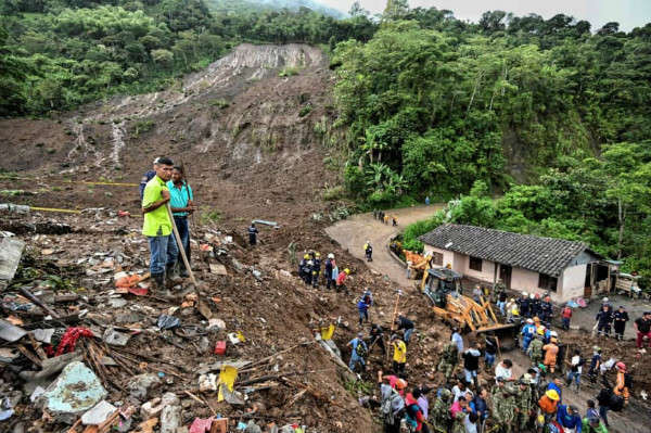 Mọi người tìm kiếm nạn nhân sau vụ lở đất ở Rosas, khu Valle del Cauca, phía Tây Nam Colombia vào ngày 21/4