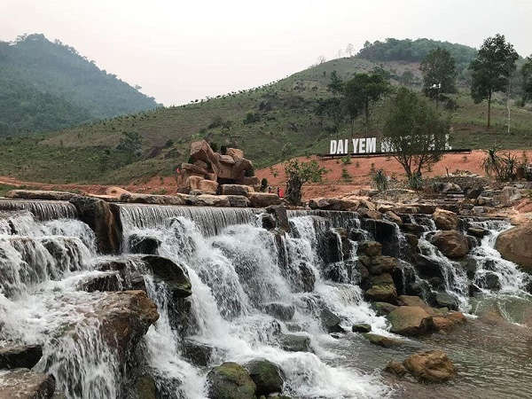 Cầu kính tình yêu đầu tiên của Việt Nam tại thác Dải Yếm, huyện Mộc Châu, Sơn La 