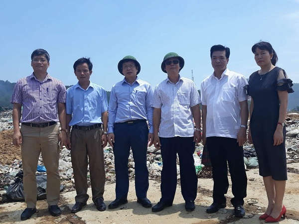 Thứ trưởng Võ Tuấn Nhân khảo sát thực địa tại các khu chôn lấp rác của Khu liên hợp xử lý chất thải rắn Nghi Yên