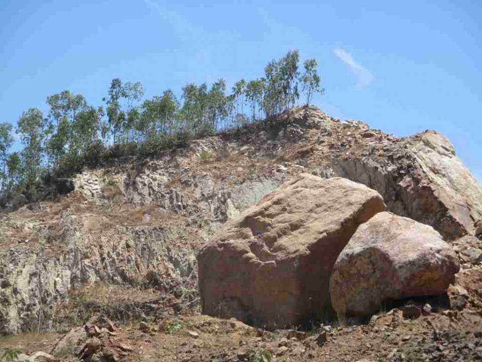 Khai thác đá trên đỉnh núi Sơn Triều của Công ty TNHH Tân Thái Bình