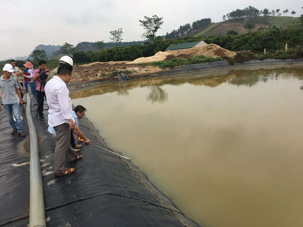 Kiểm tra mực nước tại các hồ chứa nước thải tại Nhà máy Mía đường Sơn La