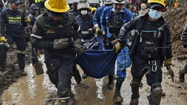 Số người chết do sạt lở đất ở Colombia tăng lên 28 người. Ảnh: Luis Robayo/AFP/Getty Images