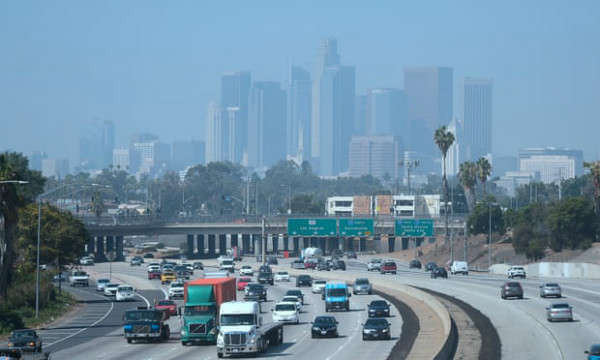 Các tòa nhà cao tầng ở trung tâm thành phố Los Angeles, California, Mỹ vào một buổi sáng ô nhiễm vào ngày 21/9/2018. Ảnh: Frederic J Brown / AFP / Getty Images