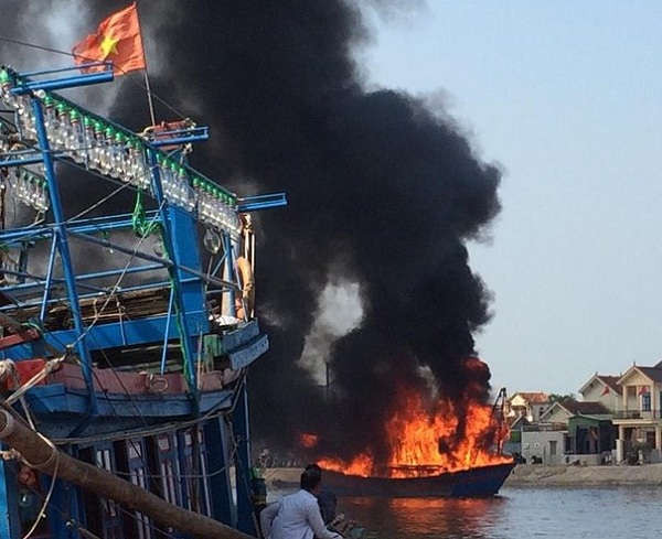 Tàu cá đang neo đậu tại cảng bỗng nhiên bị cháy trụi