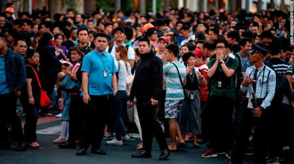 Các nhân viên sợ hãi đứng nhìn tại một khu vực mở ở Manila sau khi trận động đất làm rung chuyển Philippines vào ngày 22/4/2019