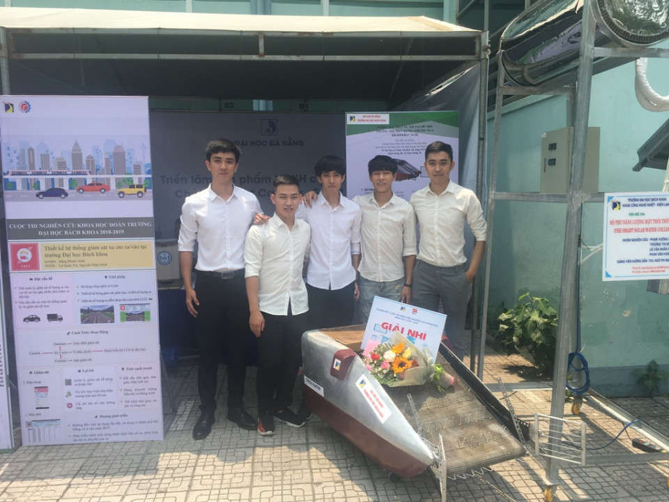 Nhóm Sinh viên Bách khoa sáng chế thành công mô hình “Phương tiện thủy bộ thu gom rác thải bờ biển, mặt nước”. Sản phẩm đã đạt giải nhì Hội nghị nghiên cứu khoa học cấp trường năm 2019
