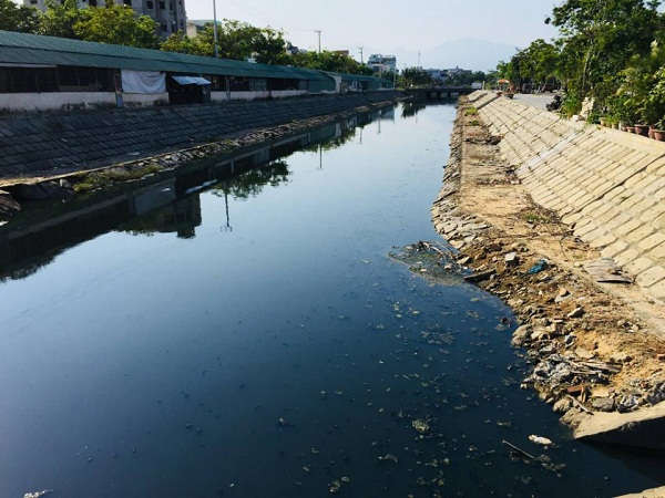 2. Kênh Phú Lộc là nơi tiếp nhận nhiều nguồn xả thải, thường xuyên xảy ra tình trạng ô nhiễm trong nhiều năm qua