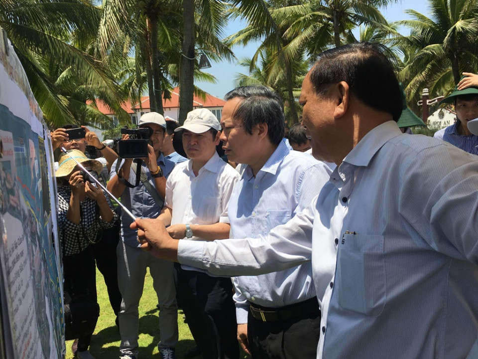 Lãnh đạo tỉnh Quảng Nam báo cáo về tình hình xói lở, bồi lấp ở Cửa Đại với đoàn công tác của Quốc hội