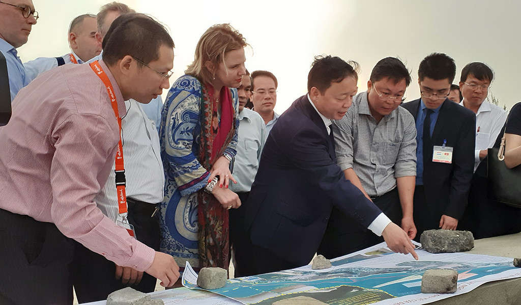 Bộ trưởng Bộ trưởng Trần Hồng Hà nghe báo cáo về công tác xử lý chống xói lở ở Cửa Đại, Hội An