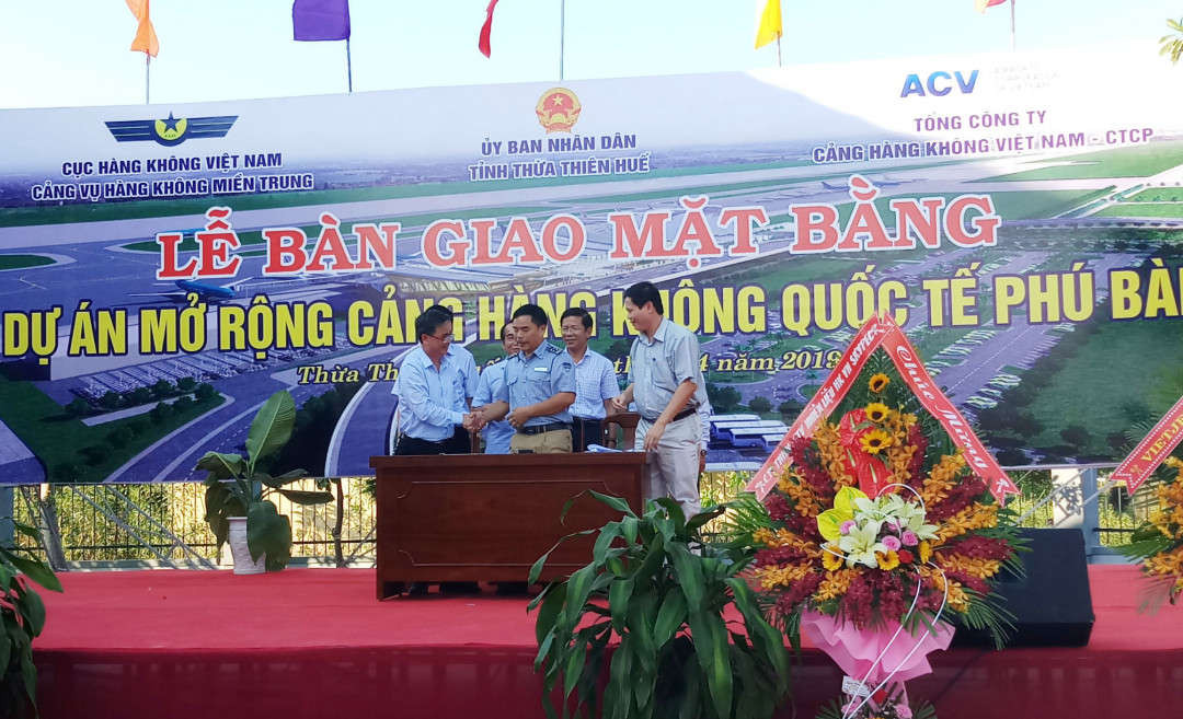 Sở TN&MT, UBND thị xã Hương Thủy và Cảng vụ Hàng không miền Trung ký kết lễ bàn giao đất Dự án mở rộng sân bay Phú Bài