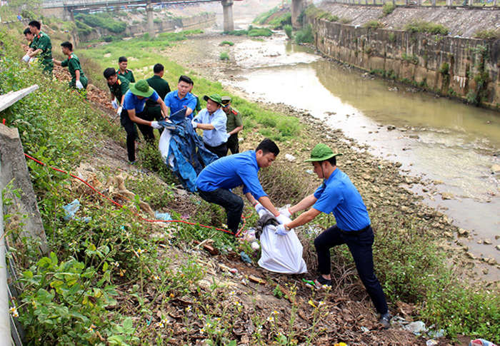 Tuổi trẻ Lào Cai cùng chung tay dọn rác sau lễ phát động.