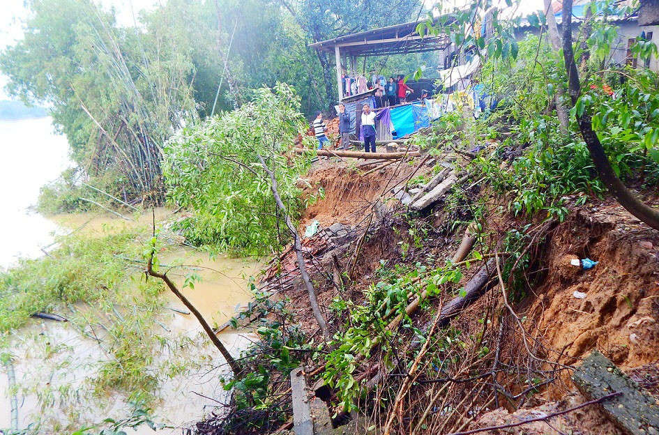 Bờ sông Hương bị sạt lở nghiêm trọng tại phường Hương Hồ