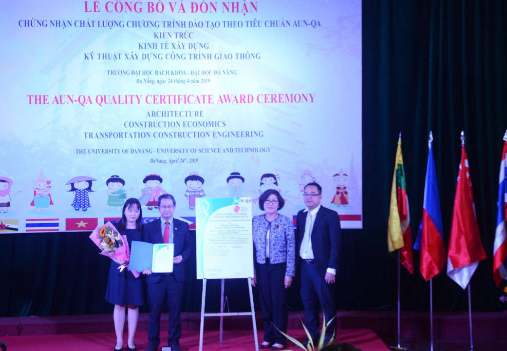 Trao giấy chứng nhận chất lượng theo tiêu chuẩn chất lượng AUN-QA cho 3 chương trình đào của Đại học Bách khoa Đà Nẵng 