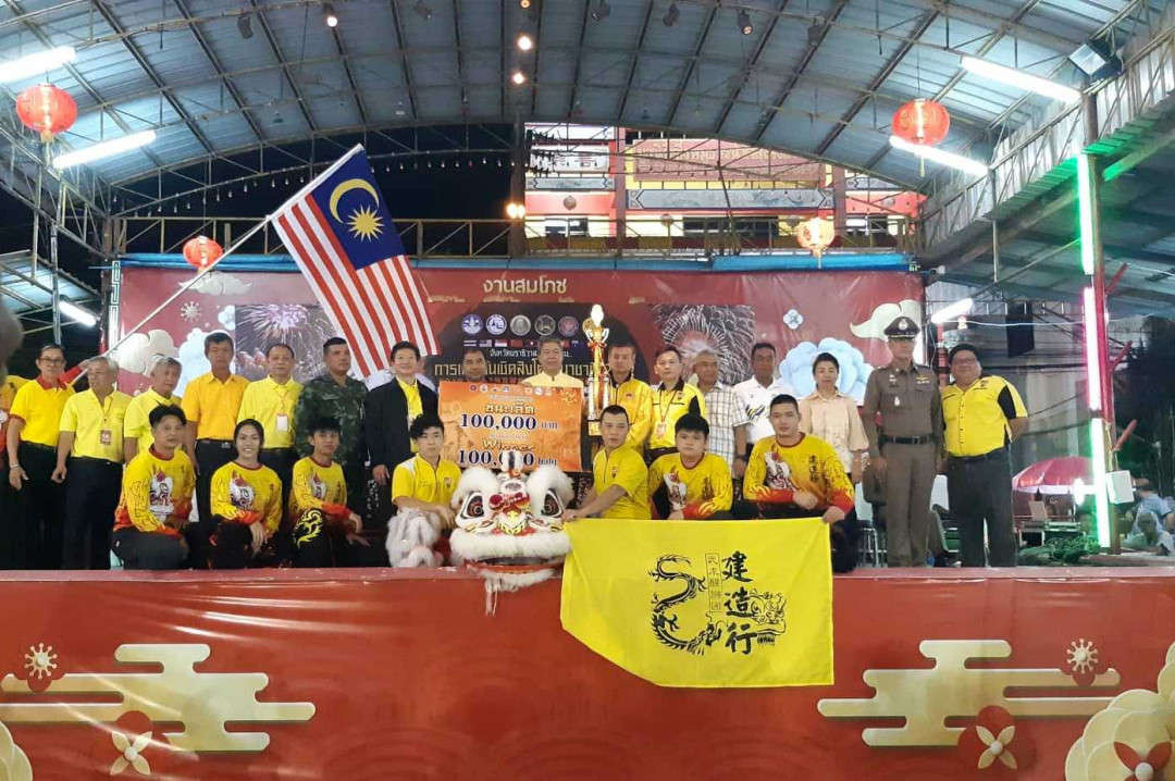 Trao giải Nhất Mai hoa thung cho đội LSR Kuantan Builder (Malaysia)