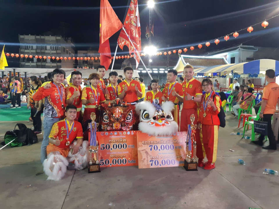 Toàn đội LSR Dinh Trấn Võ (Quảng Nam, Việt Nam) xuất sắc đạt giải Nhất Lân Địa bửu và giải Nhì Mai hoa thung tại Cuộc thi múa Lân Quốc tế năm 2019 tại Thái Lan