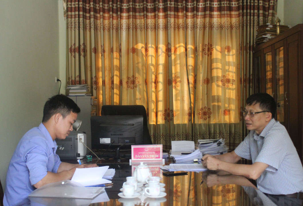 Phóng viên Báo Tài nguyên và Môi trường làm việc với ông Đào Văn Thơm, Chủ tịch UBND phường Thanh Bình, TP. Điện Biên Phủ