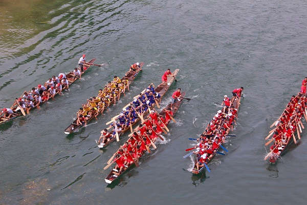 Lễ hội đua thuyền truyền thống và Hội thi cá trăm được tổ chức thường niên trên bến phà Xuân Sơn, xã Sơn Trạch