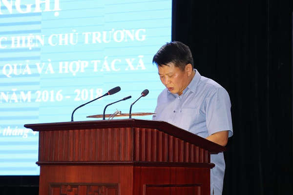 Ông Lò Minh Hùng, Phó Chủ tịch UBND tỉnh Sơn La báo cáo sơ kết 3 năm thực hiện trồng cây ăn quả trên địa bàn tỉnh 