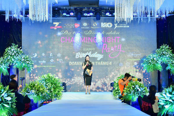 Bà Đặng Hoàng Liên, Chủ tịch GAIC, Trưởng BTC Charming Night phát biểu khai mạc chương trình