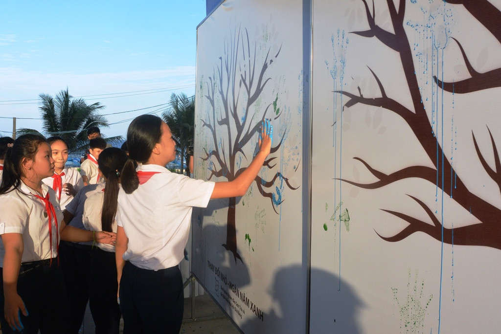 Đông đảo học sinh và du khách tham gia in dấu vân tay “Thay đổi nhỏ - ngàn năm xanh” chung tay bảo vệ môi trường du lịch