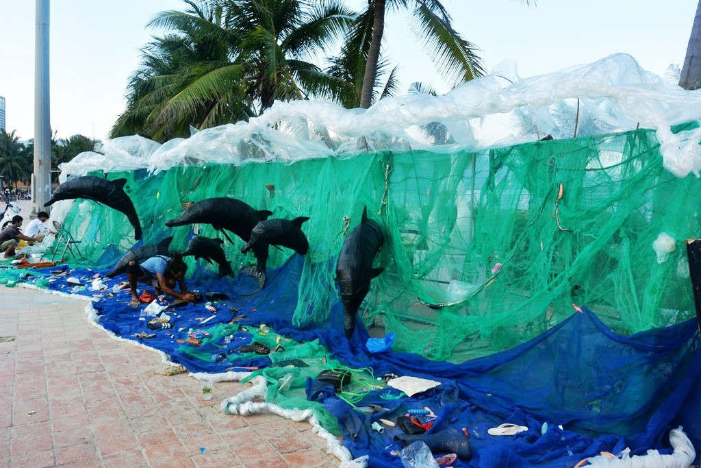 Mô hình cá heo vượt sóng được hình thành từ rác thải nhựa thu gom từ các đợt ra quân làm sạch biển truyền tải thông điệp “Nói không với rác thải nhựa”