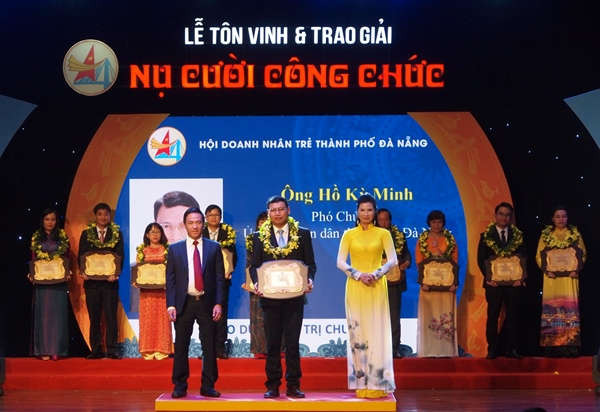 1. Phó Chủ tịch UBND TP. Đà Nẵng Hồ Kỳ Minh nhận giải Nụ cười công chức 2018