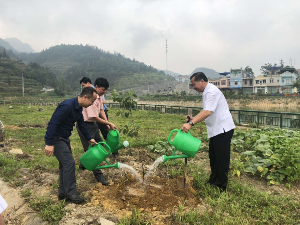 Lãnh đạo tỉnh, huyện trồng cây xanh tại Lễ Phát động hưởng ứng Tuần lễ quốc gia nước sạch và vệ sinh môi trường.