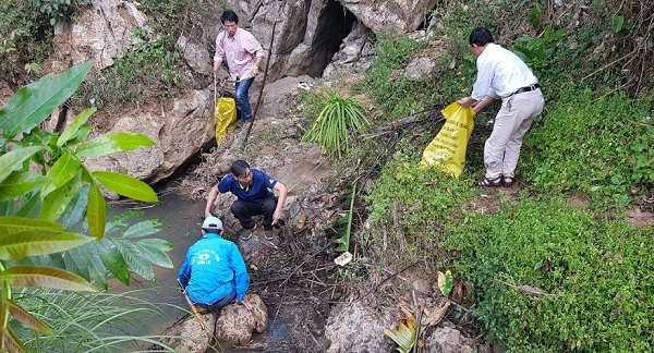 Công ty CP cấp nước Sơn La ra quân dọn vệ sinh khu vực đầu nguồn nước cấp cho thành phố.