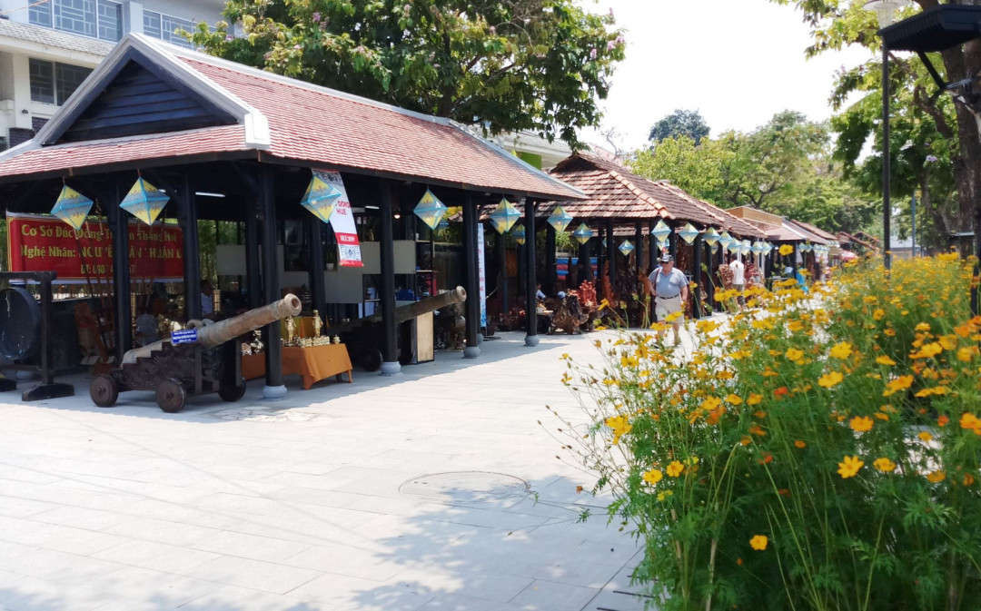 Trong khuôn khổ Festival Nghề truyền thống Huế 2019 đang diễn ra từ 26/4 đến 2/5, không gian trưng bày, giới thiệu sản phẩm các làng nghề của Việt Nam được thiết kế bên dòng sông Hương thơ mộng, trữ tình