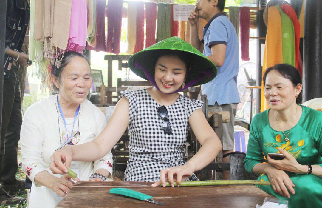 Hoa hậu Việt Nam Ngọc Hân cũng góp mặt tại Festival và đang thử sức làm tơ lụa từ sen