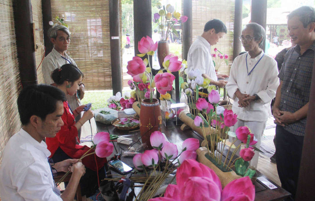 Lãnh đạo Thừa Thiên Huế trực tiếp tham quan các làng nghề. Trong ảnh là nghề hoa giấy Thanh Tiên nổi tiếng của xứ Huế