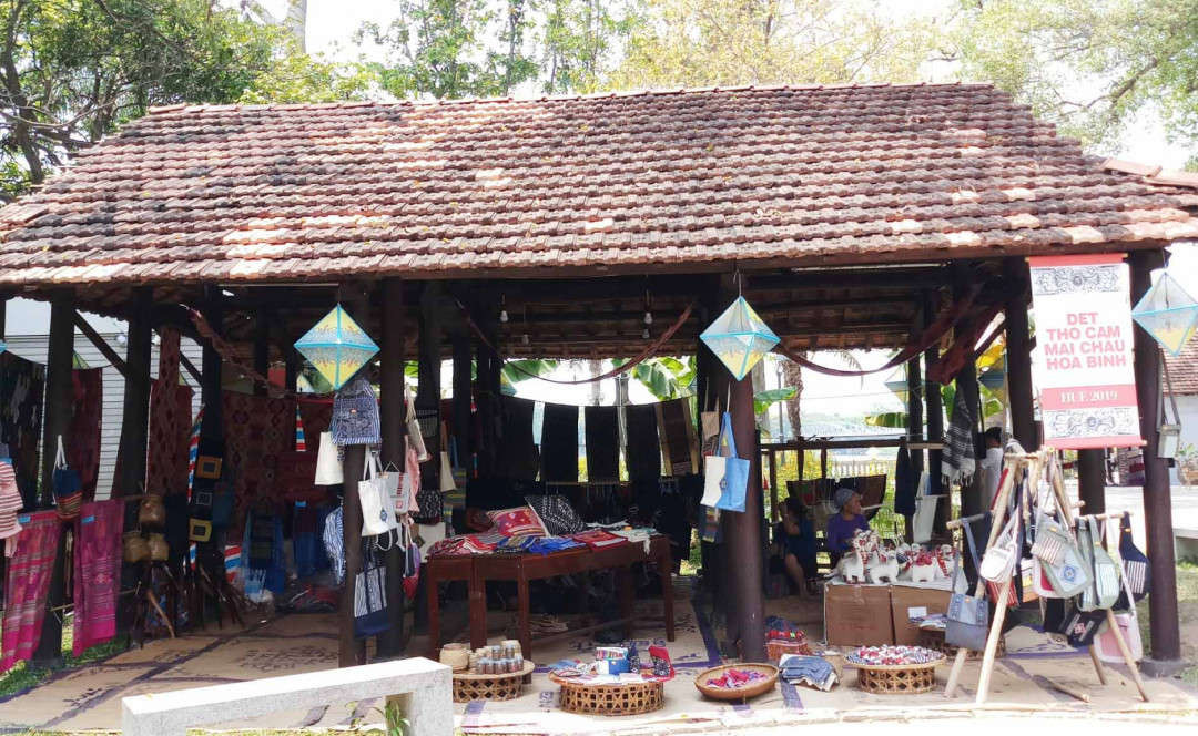 Các làng nghề đã trưng bày, giới thiệu những sản phẩm đặc trưng trong những nhà rường khiến người dân và du khách thích thú