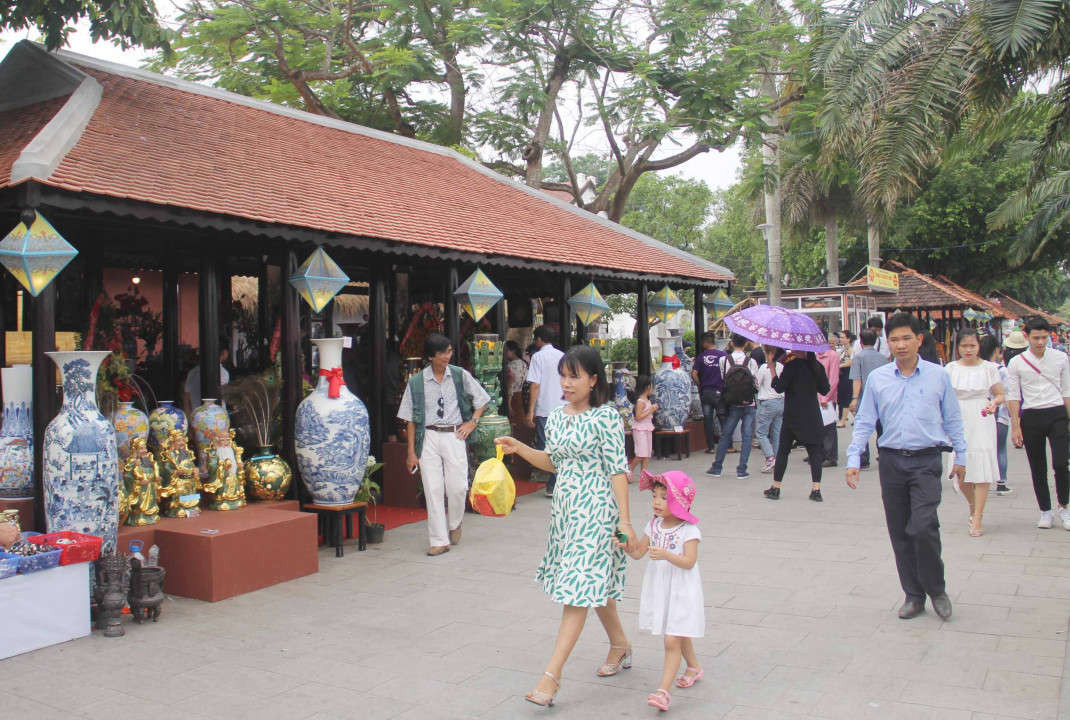 Ghi nhận của PV thì những ngày qua lượng khách đổ về Huế và dọc sông Hương nơi đang diễn ra Festival rất là đông
