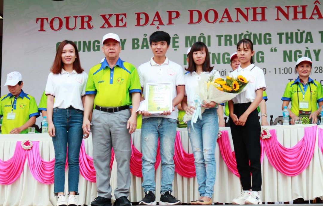 Ông Phan Ngọc Thọ - Chủ tịch UBND tỉnh Thừa Thiên Huế trao giải cho nhóm nhặt rác giành được chiến thắng