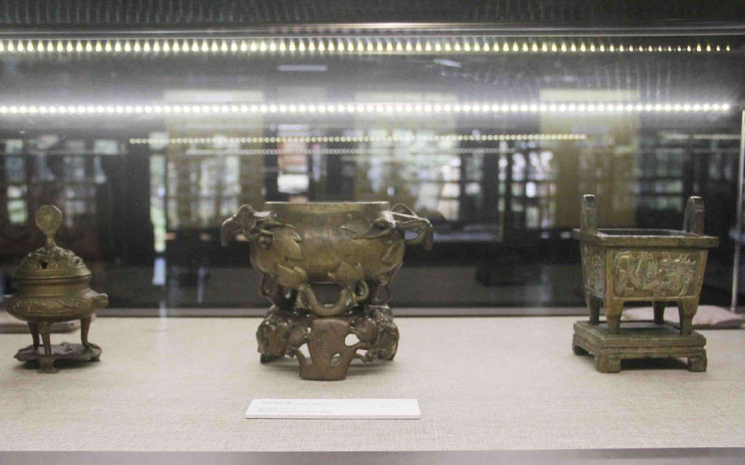 Tại Bảo tàng Cổ vật Cung đình Huế, du khách có thể chiêm ngưỡng các cổ vật cung đình - đa dạng về loại hình, độc đáo về kiểu dáng và tinh xảo về hoa văn trang trí được tạo ra từ bàn tay khéo léo và tư duy thẩm mỹ tinh tế của những người thợ thủ công