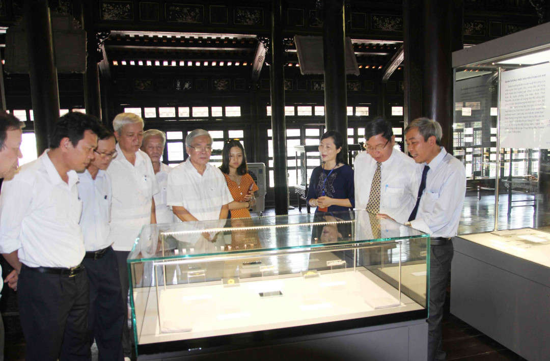 Đến tham quan triễn lãm, người dân cũng như du khách còn có cơ hội tìm hiểu rõ về cơ cấu tổ chức, phương thức điều hành và hoạt động của hệ thống quan xưởng triều Nguyễn