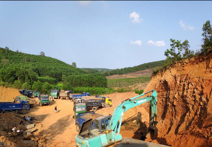 Hiện trường khai thác đất ào ạt tại trang trại của Cty Hưng Đức Vinh ở xã Tam Mỹ Đông (huyện Núi Thành, tỉnh Quảng Nam)