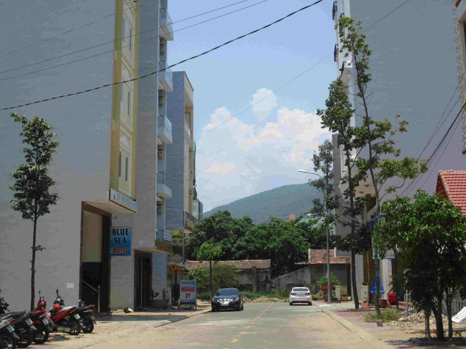 Khu đất vàng gần biển Quy Nhơn, nên đường Bùi Tư Toàn được xây cất khách sạn, spa, nhà hàng, quán ăn phục vụ khách địa phương và khách tham quan du lịch hơn là xây nhà để ở