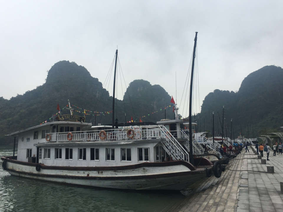 Tàu chở khách du lịch tham quan vịnh Hạ Long