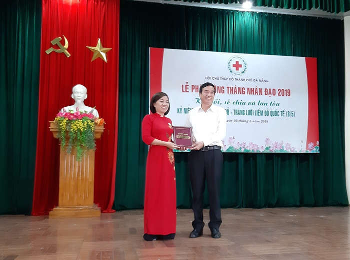Bà Lê Thị Như Hồng Chủ tịch hội Chữ thập đỏ TP. Đà Nẵng nhận quyết định thành lập Quỹ hoạt động Chữ thập đỏ